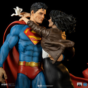 SUPERMAN AND LOIS SIXTH SCALE DIORAMA