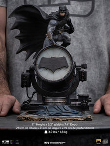 PRE-ORDER: JL SNYDER CUT BATMAN ON BATSIGNAL ART SCALE