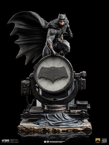 PRE-ORDER: JL SNYDER CUT BATMAN ON BATSIGNAL ART SCALE